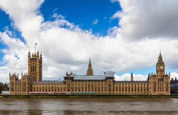 Parlamentsgebäude und Big Ben in London, Großbritannien — Stockfoto