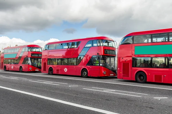 Panning shot van rode dubbele deckers bus in Londen. — Stockfoto