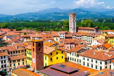 Güneşli bir öğleden sonra boyunca Lucca (Tuscany, İtalya) havadan görünümü