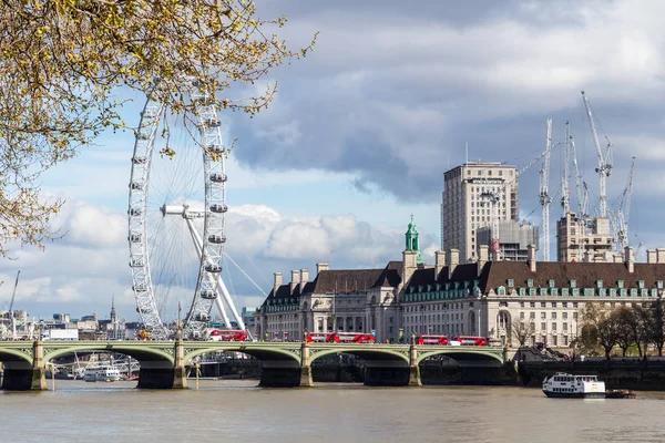 Paesaggio urbano di Londra tra cui London Eye e Westminster Bridge — Foto Stock