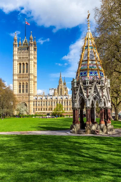 ビクトリア タワー ガーデンズ、ロンドン、イギリスから見たウェストミン スター寺院 — ストック写真