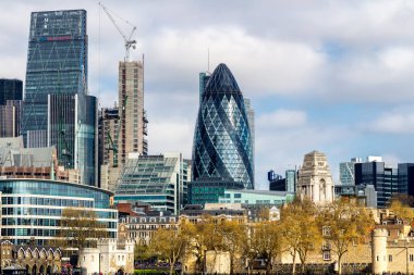İş merkezleri ile ünlü gökdelenler ve Simgesel altın saat, Londra, İngiltere