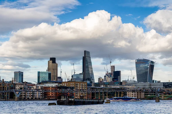 Zakendistrict met beroemde wolkenkrabbers en bezienswaardigheden op golde — Stockfoto