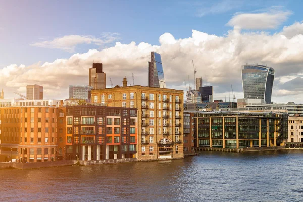 Wolkenkrabbers van de City of London over de Theems, Engeland — Stockfoto