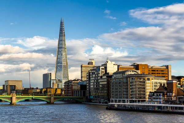 Thames, İngiltere'de Londra'da şehir görünümünü — Stok fotoğraf