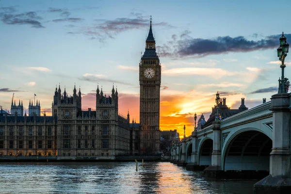 Big Ben y el puente de Westminster en Londres — Foto de Stock