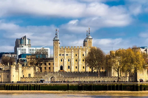 Torre di Londra situata sulla riva nord del Tamigi in — Foto Stock