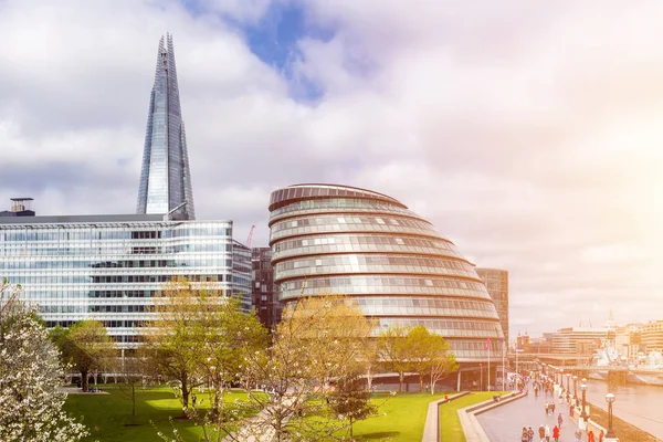 Londen skyline zonsondergang op de rivier de Thames, London, Verenigd Koninkrijk. — Stockfoto