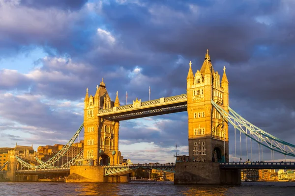Tower Bridge in London, the UK. Sunset with beautiful clouds. Dr — Stock Photo, Image