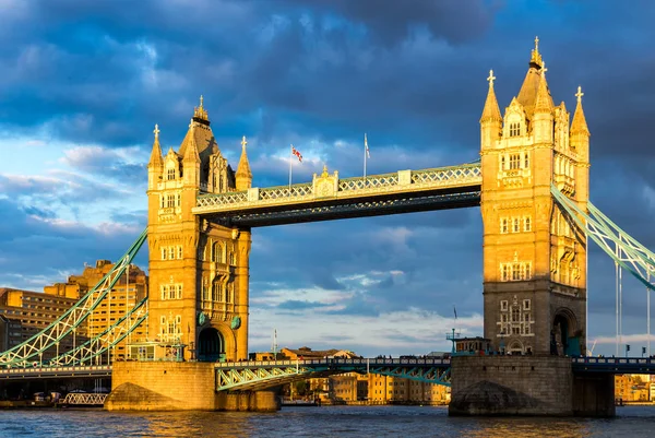 Tower Bridge à Londres à l'heure de l'or, Londres, Royaume-Uni . — Photo