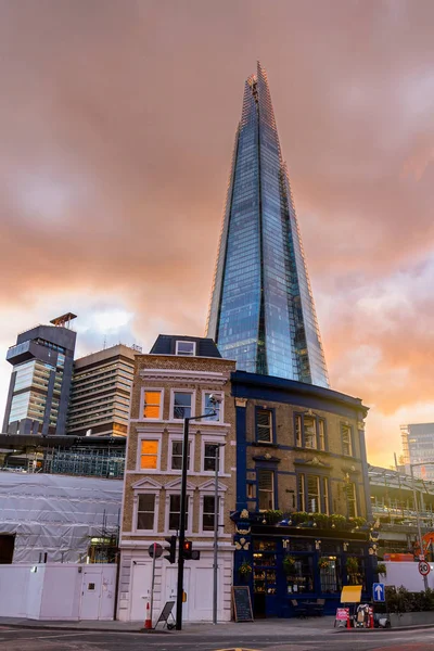 Gün batımı, modern gökdelen Londra manzarası, İngiltere'de Londra caddesinde — Stok fotoğraf