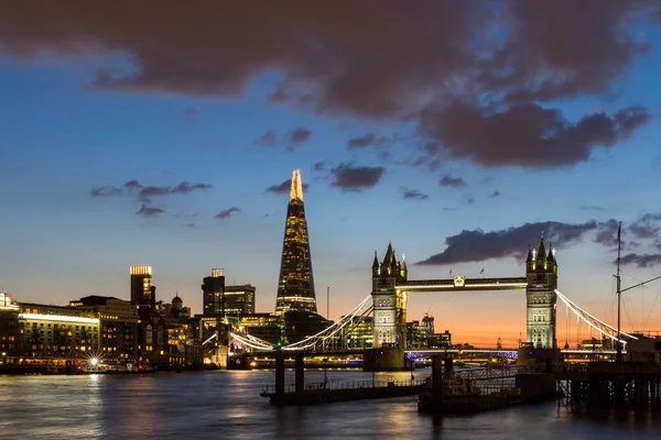 Tower Bridge et quartier des affaires en arrière-plan la nuit, Londres, Royaume-Uni . — Photo