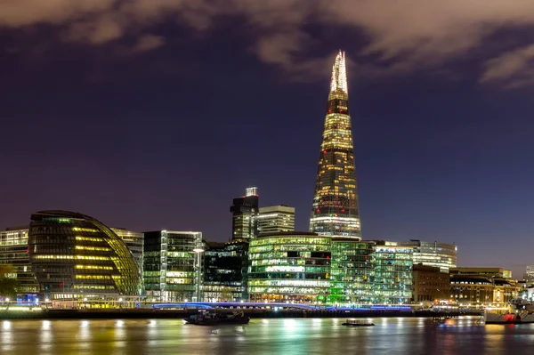 Widokiem na panoramę miasta z londyńskiej dzielnicy biznesowej, panoramiczny widok w nocy. London, Wielka Brytania. — Zdjęcie stockowe