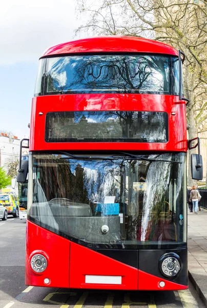 Panning tiro de ônibus vermelho de dois andares em Londres . — Fotografia de Stock