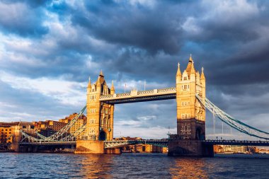 Tower Bridge Londra, İngiltere'de gün batımında yansımaları ile.