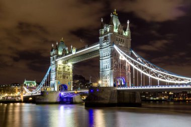Geceleri aydınlatılan Londra tower bridge
