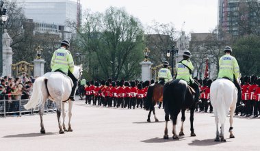 Nöbetçi değişiyor, Buckingham Sarayı, Londra, İngiltere