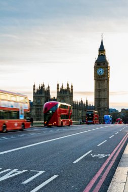 Londra, İngiltere. Kırmızı otobüs hareket ve Big Ben, Wes Palace