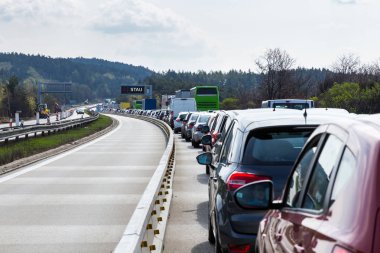 Trafik jam karayolu üzerinde saatinde