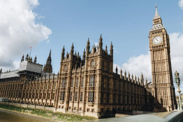 Casas del Parlamento y Big Ben en Londres, Reino Unido — Foto de Stock