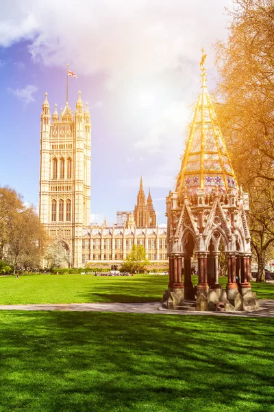 Westminster Abbey vista da Victoria tower gardens, Londra, Regno Unito — Foto Stock