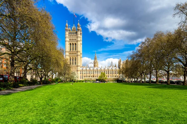 Westminster Abbey vista da Victoria tower gardens, Londra, Regno Unito — Foto Stock