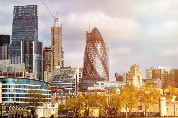 Wolkenkrabbers van de City of London over de Theems, Engeland — Stockfoto