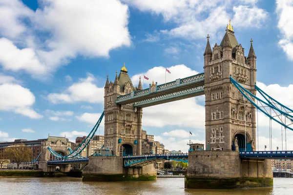 Tower Bridge a Londra, Regno Unito. Tramonto con bellissime nuvole. Dott. — Foto Stock