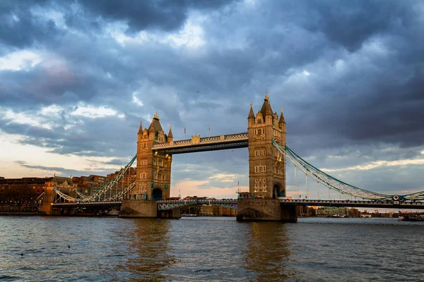 Tower Bridge em Londres na hora do ouro, Londres, Reino Unido . — Fotografia de Stock