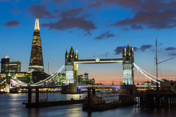 Tower Bridge, "Shard" ı, Belediye Binası ve ticaret bölgesinde — Stok fotoğraf