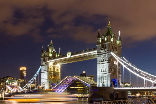 Geceleri aydınlatılan Londra tower bridge — Stok fotoğraf