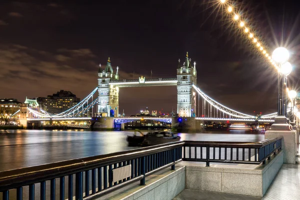 Le Tower Bridge de Londres illuminé la nuit — Photo