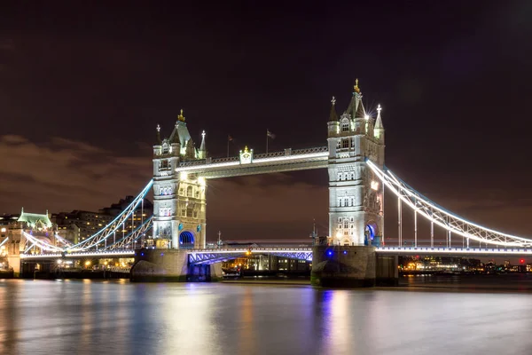 Il Tower bridge di Londra illuminato di notte — Foto Stock