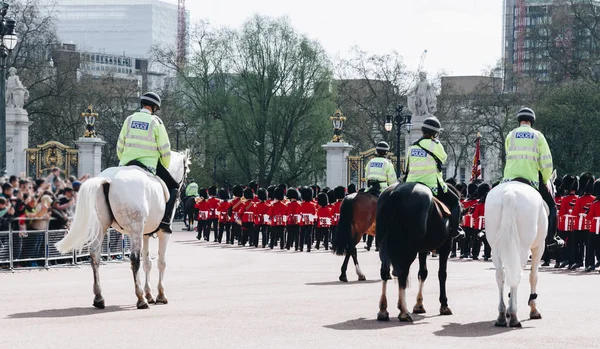 Wachablösung, Buckingham Palace, London, Großbritannien — Stockfoto