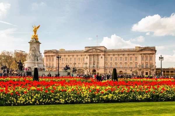 Buckinghamský palác a victoria památník na jaře. — Stock fotografie