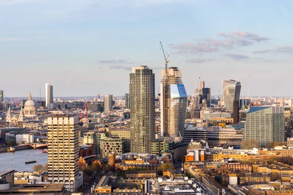 Luchtfoto panoramisch uitzicht op Londen. Uitzicht richting huizen van het Parlement — Stockfoto