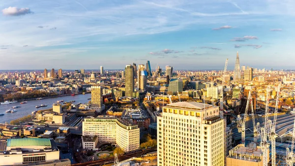 Luchtfoto van Londen en de rivier Thames, Verenigd Koninkrijk — Stockfoto