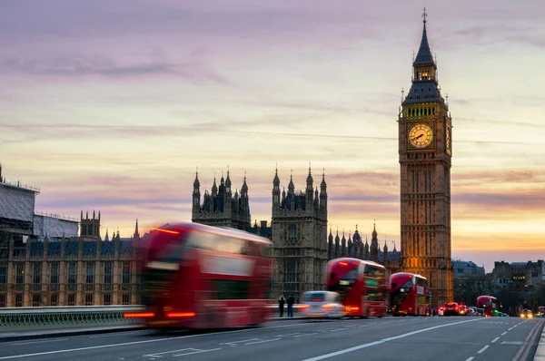 Big Ben with the Houses of Parliament and a red double-decker bu — Stock Photo, Image