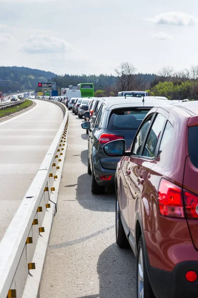 Coches en un atasco de tráfico — Foto de Stock