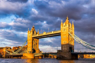 Tower Bridge Londra golder saat, Londra, İngiltere.