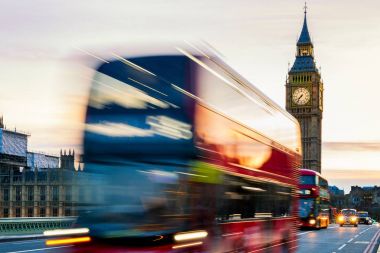 Londra, İngiltere. Kırmızı otobüs hareket ve Big Ben, Wes Palace