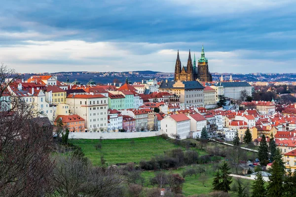 Vår Prag panorama från Prag Hill med Pragborgen, Vlta — Stockfoto