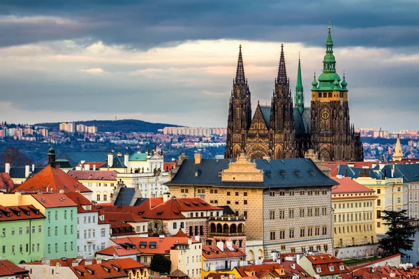 Panorama da Primavera Praga a partir de Praga Hill com o Castelo de Praga, Vlta — Fotografia de Stock