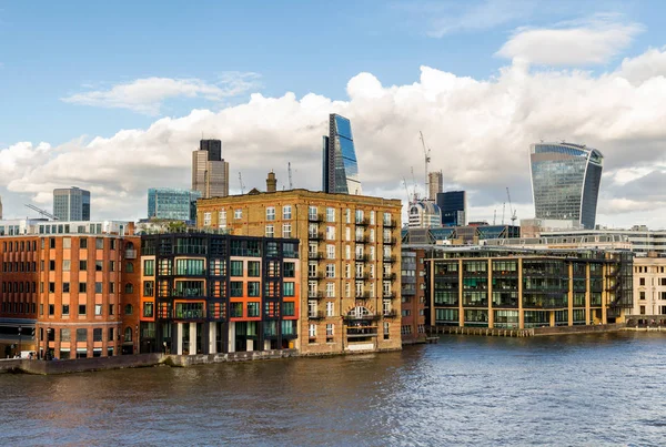 Zakendistrict met beroemde wolkenkrabbers en bezienswaardigheden op golde — Stockfoto