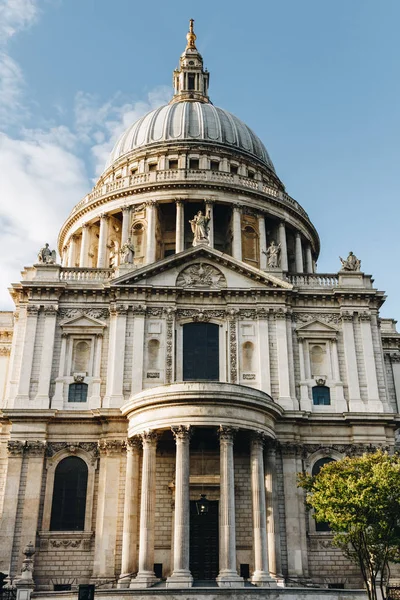 ロンドン、イングランドで黄金の時間でセント ・ ポール大聖堂 — ストック写真