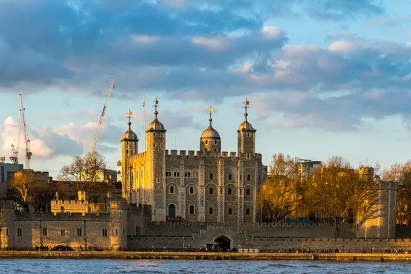 Torre di Londra situata sulla riva nord del Tamigi in — Foto Stock