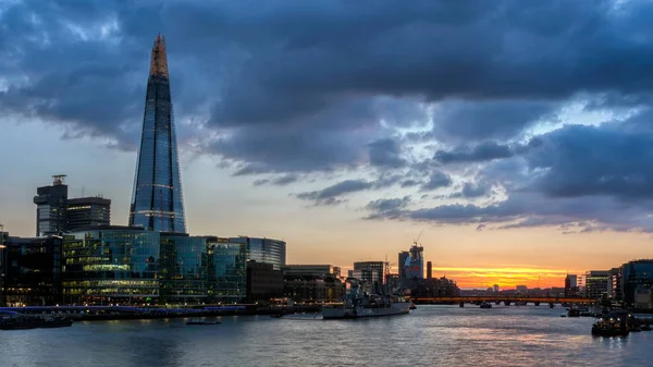 Tower Bridge, "Shard" ı, Belediye Binası ve ticaret bölgesinde — Stok fotoğraf