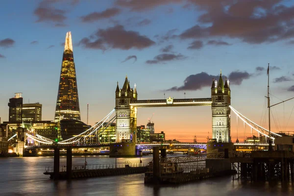 Tower Bridge, "Shard" ve Thames nehrinin muhteşem manzarasını — Stok fotoğraf