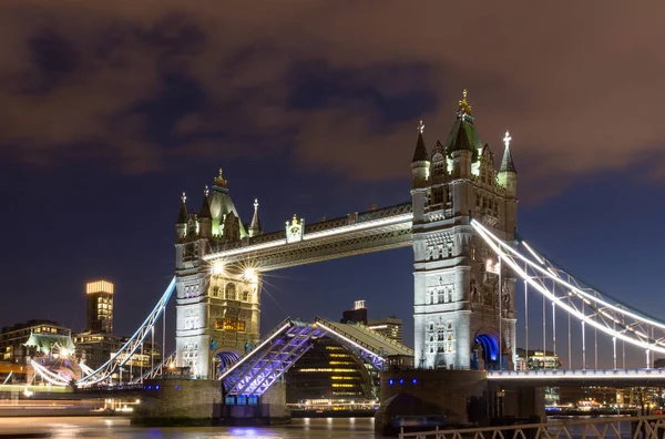 Tower Bridge in London, the UK. Sunset with beautiful clouds. Dr — Stock Photo, Image