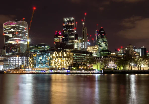 Londons Skyline bei Nacht, Panoramablick. uk — Stockfoto